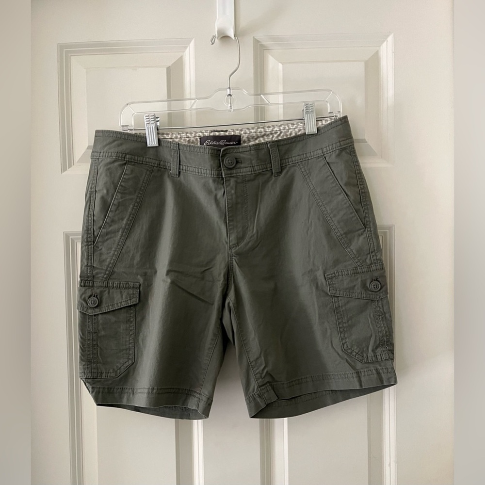 NWT Women’s Eddie Bauer Olive Green Cotton/Spandex Cargo Shorts pockets size 6